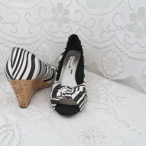 American Eagle Black and White Wedges